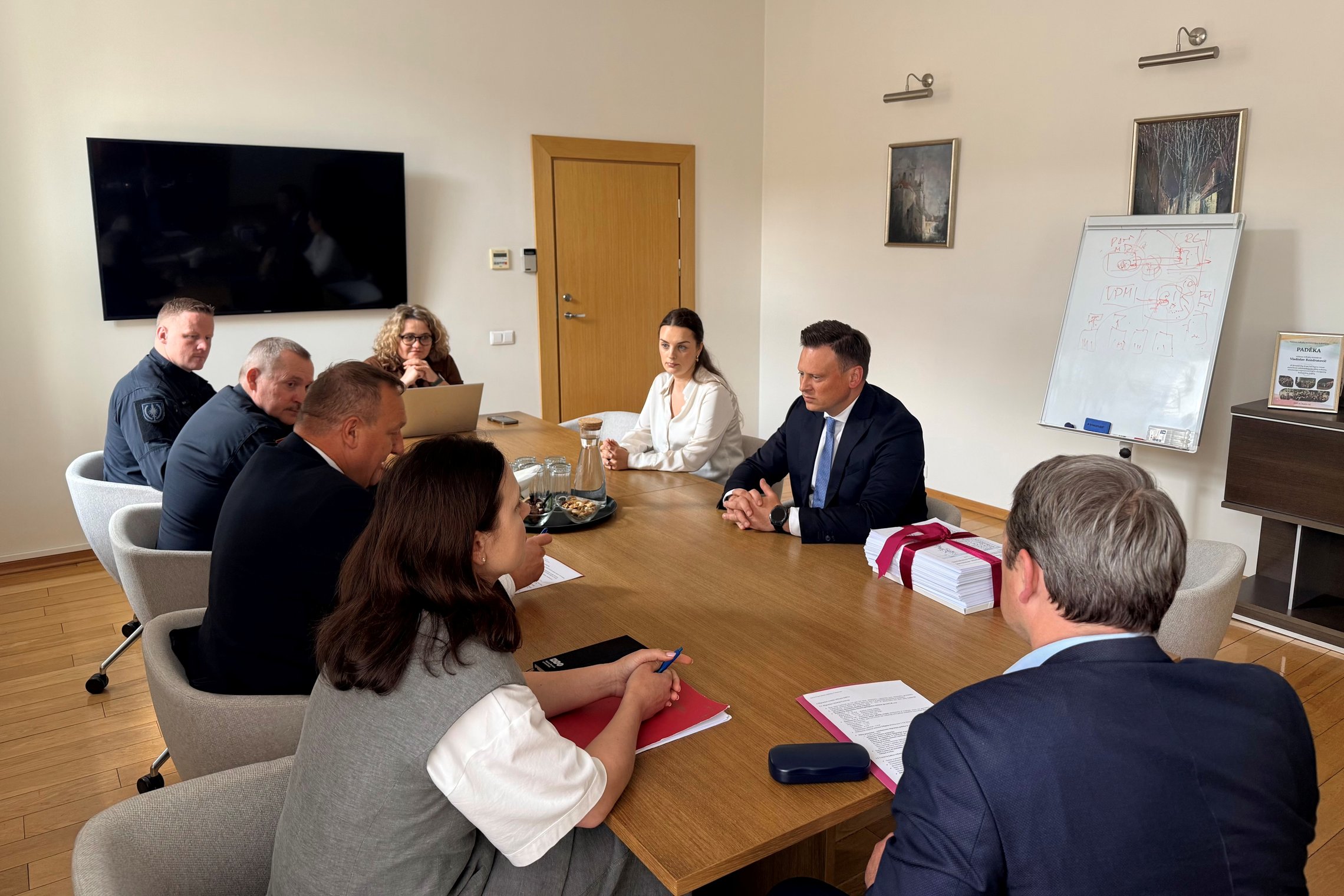 Vidaus reikalų ministras V. Kondratovičius ir Vilniaus meras V. Benkunskas aptarė sostinės saugumo bei migracijos valdymo klausimus