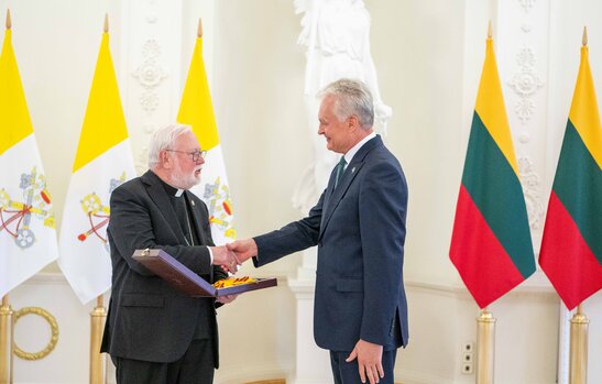 Prezidentas arkivyskupui P. R. Gallagheriui įteikė valstybinį apdovanojimą