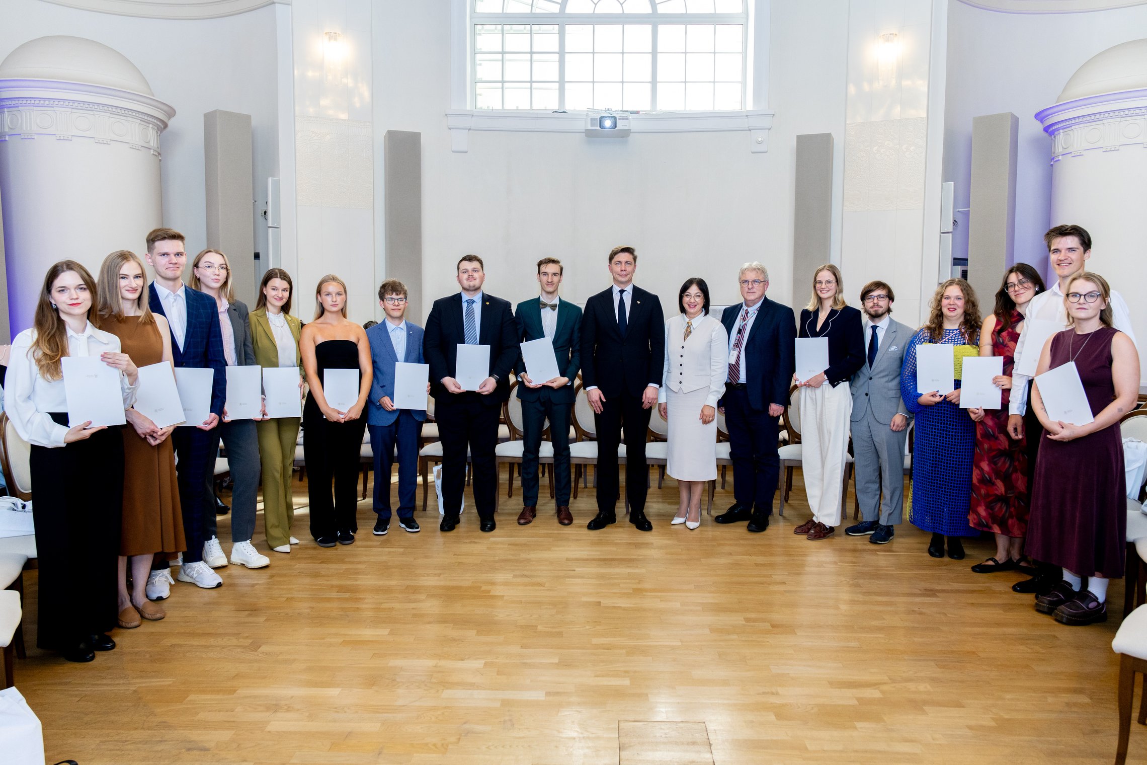 Lietuviai studentai išlydėti į geriausius pasaulio universitetus: po studijų grįš dirbti tėvynei