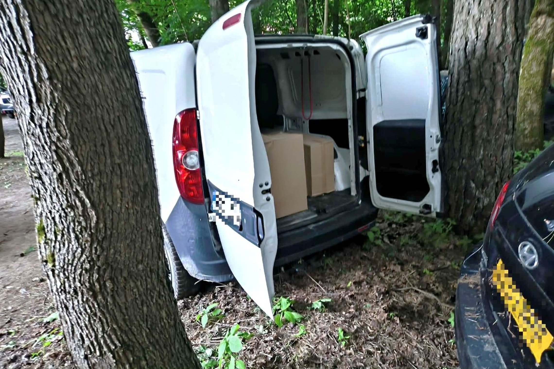 Vilniečio namuose ir automobilyje – kone 70 tūkst. eurų vertės kontrabandinių ir padirbtų cigarečių (foto)