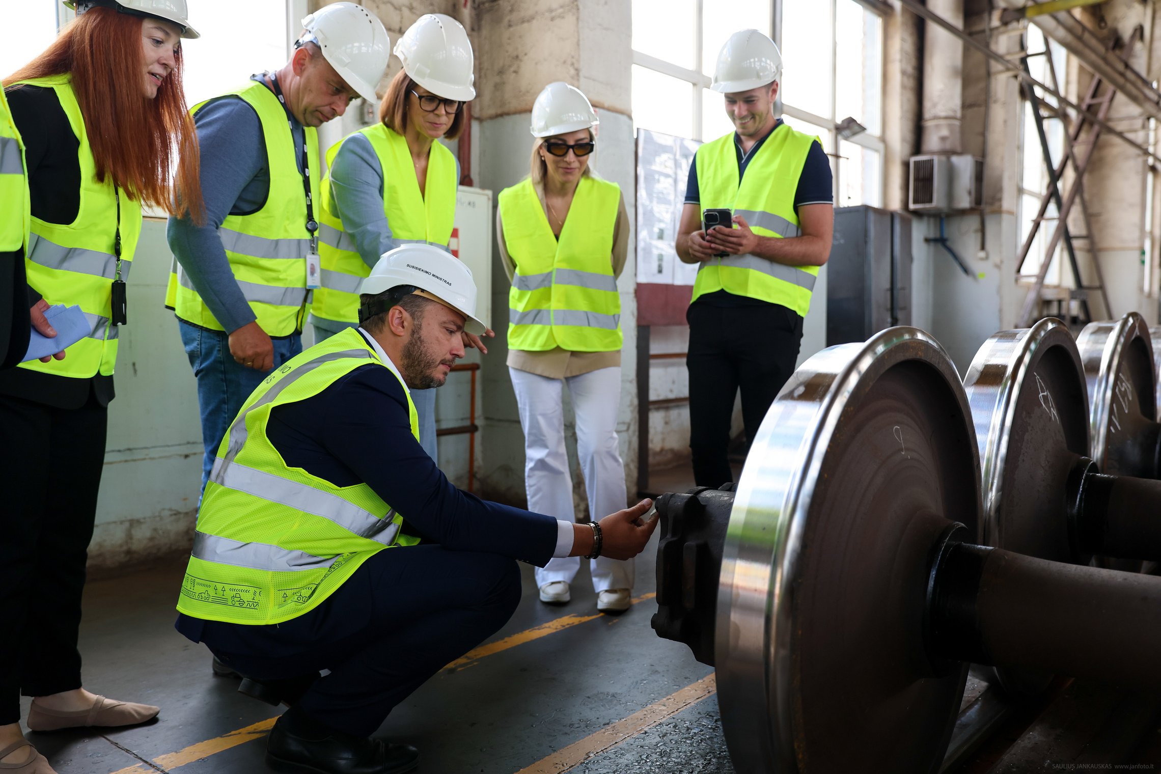 Nuo spartesnės asfalto gamybos iki apleisto traukinių depo modernizacijos: ministras J. Taminskas tikrino įmonių pajėgumus Šiaurės Lietuvoje
