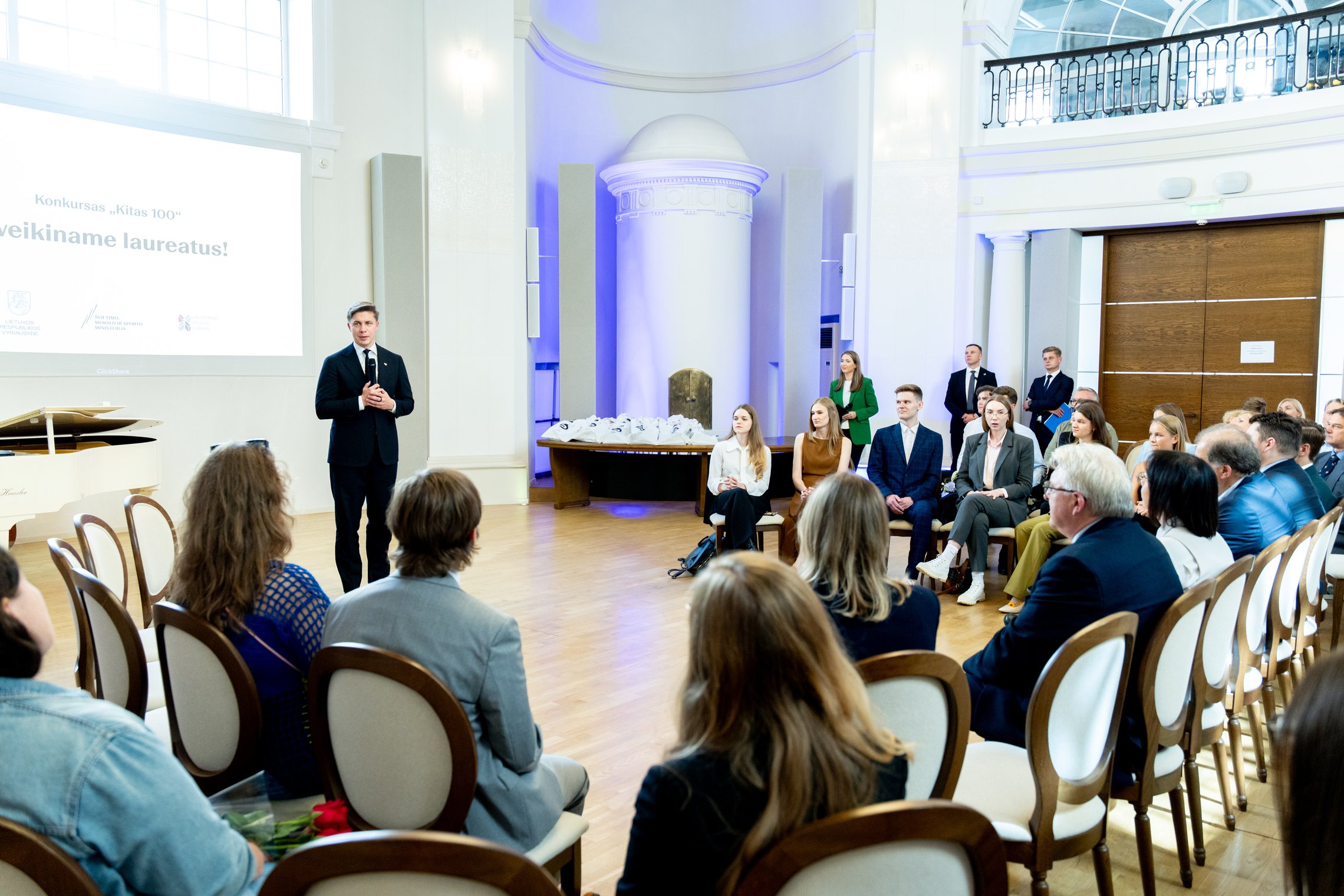 Išlydėti studijas geriausiuose pasaulio universitetuose pradėsiantys studentai