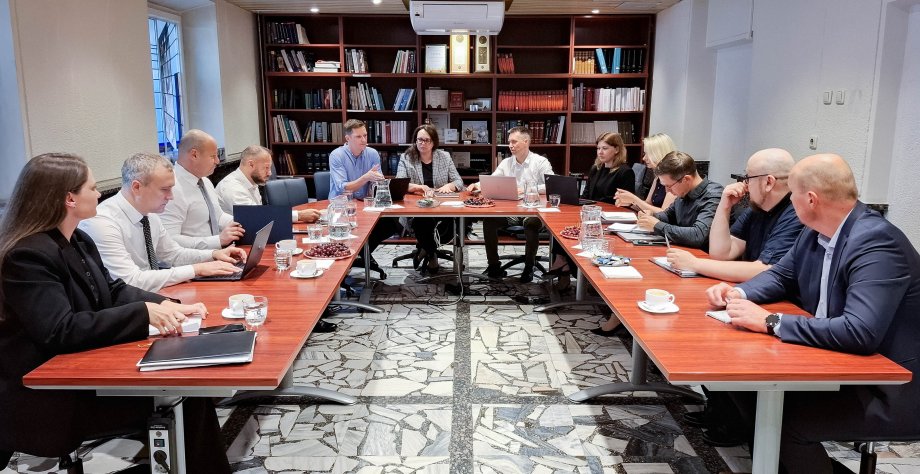 Trys institucijos ir toliau teiks ekspertinę pagalbą dėl įsigijimų gynybos sektoriuje