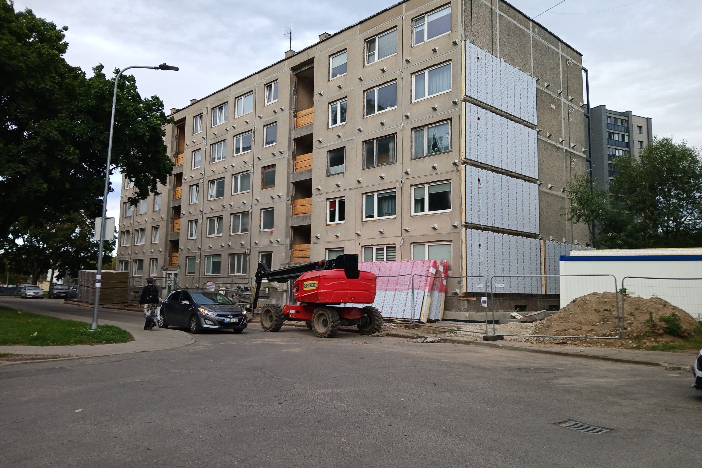 Pradėta pirmojo Lietuvoje daugiabučio skydinė renovacija: fasado šiltinimo darbus planuojama užbaigti per du mėnesius