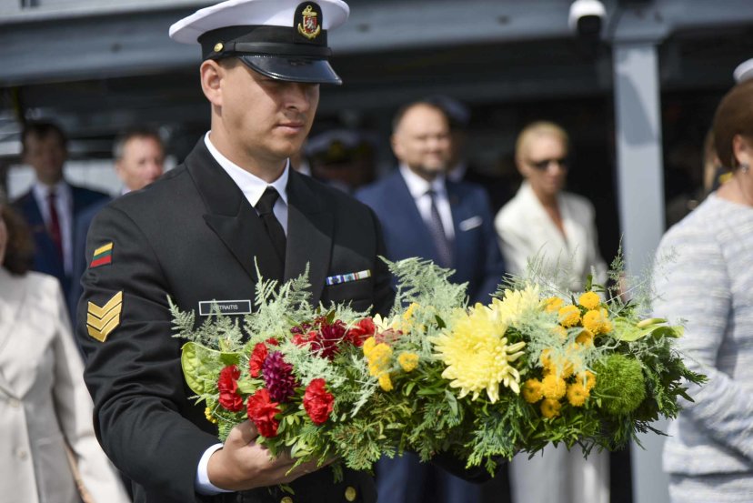 Karinės jūrų pajėgos atidavė pagarbą žuvusiems jūroje