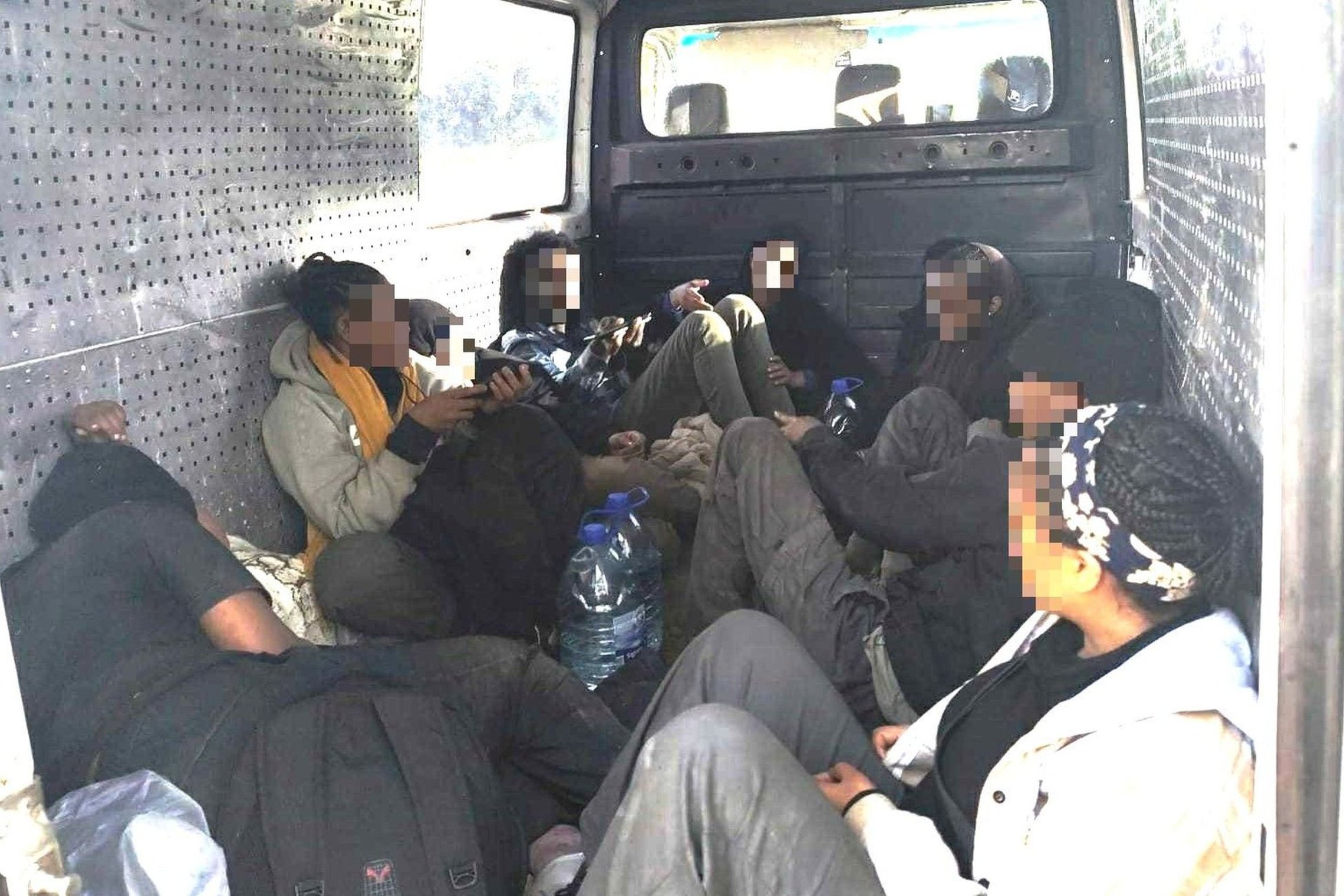 Estijos piliečio vežti neteisėti migrantai Vakarų Europos nepasiekė: vairuotojas dviem mėnesiams suimtas