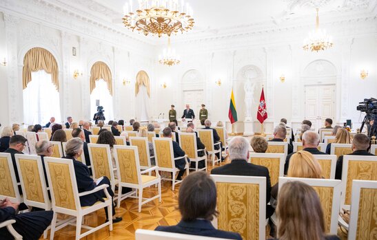 Prezidentas įteikė valstybės apdovanojimus už nuopelnus Lietuvai ir jos vardo garsinimą