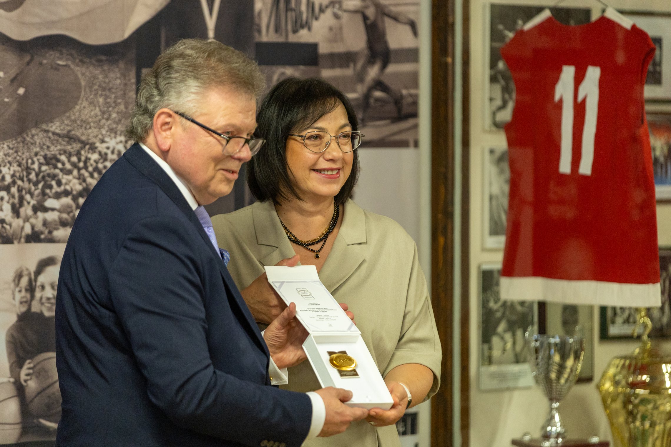 Švietimo, mokslo ir sporto ministerijos garbės ženklas įteiktas Lietuvos olimpinio sąjūdžio atkūrėjui A. Poviliūnui